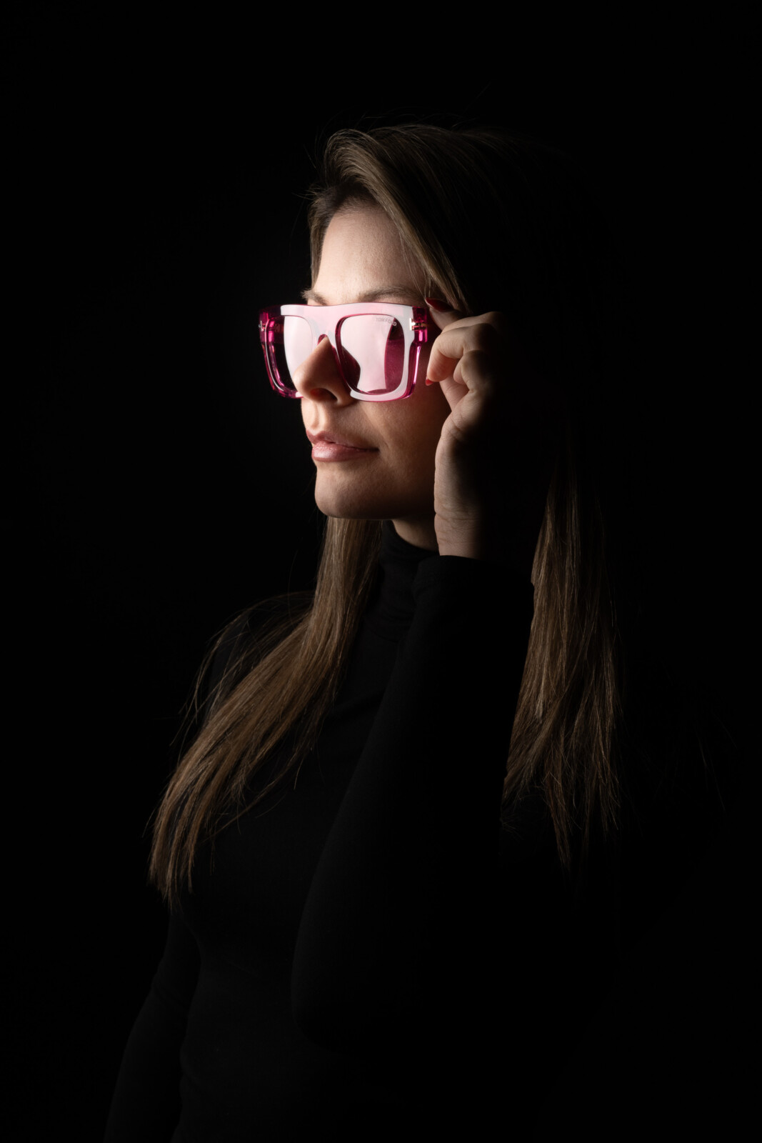 Portrait; Model; pinke Sonnenbrille; Low Key